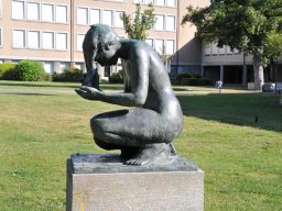 Hermann Hubacher - sich kämmendes Mädchen1955